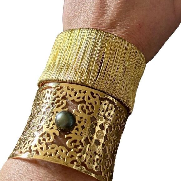 The Vintage Twin Oversized Statement bangle bracelet in gold tone - Picture 2 of 6